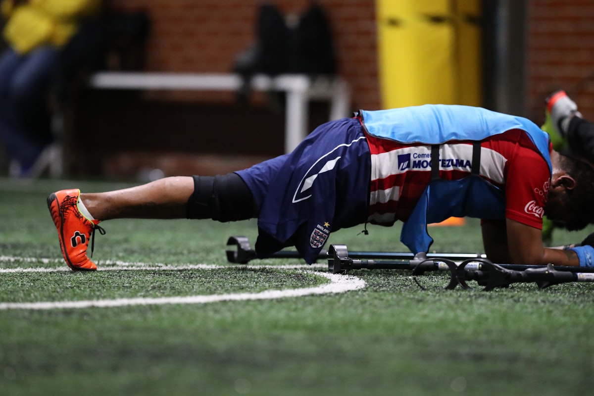 Deportista enfriando músculos con estiramientos suaves tras el entrenamiento